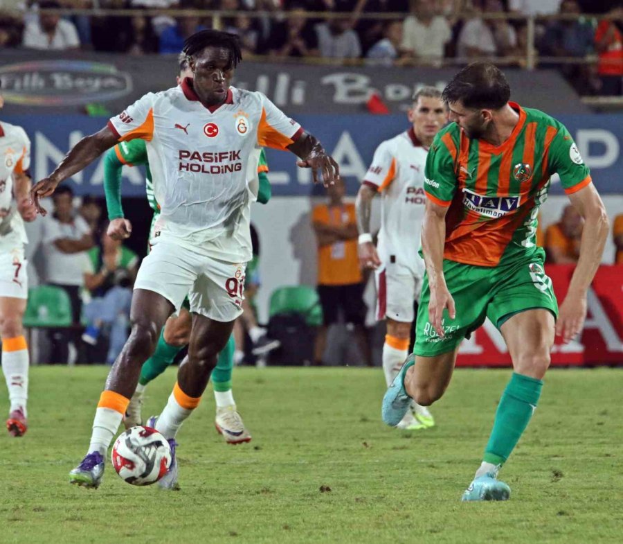 Trendyol Süper Lig: Corendon Alanyaspor: 0 - Galatasaray: 1 (ilk Yarı)