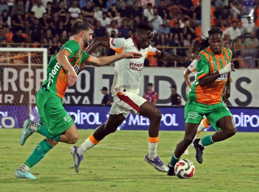 Trendyol Süper Lig: Corendon Alanyaspor: 0 - Galatasaray: 1 (ilk Yarı)