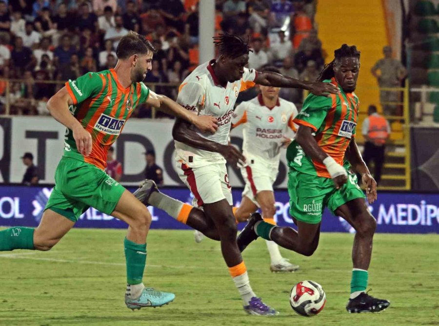 Trendyol Süper Lig: Corendon Alanyaspor: 0 - Galatasaray: 1 (ilk Yarı)