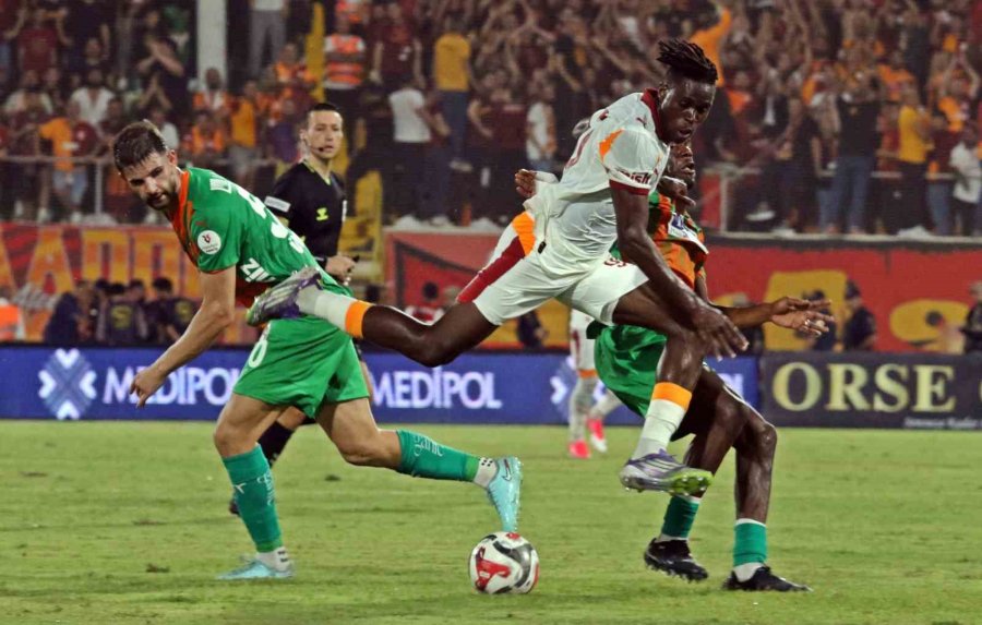 Trendyol Süper Lig: Corendon Alanyaspor: 0 - Galatasaray: 1 (ilk Yarı)