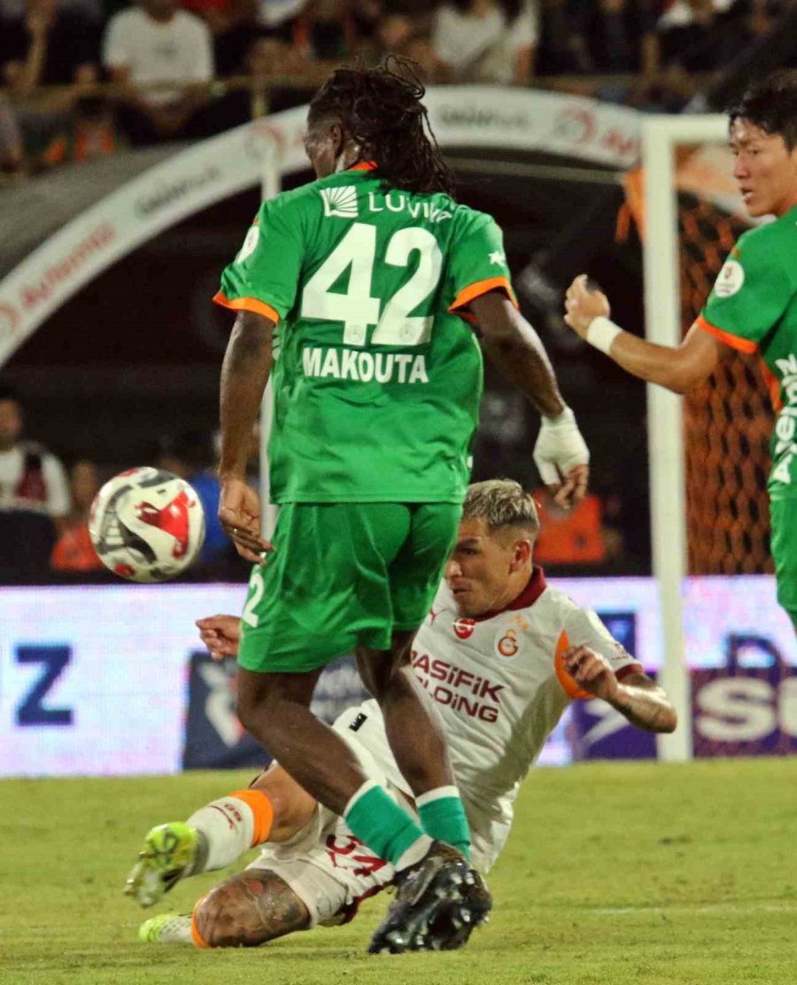 Trendyol Süper Lig: Corendon Alanyaspor: 0 - Galatasaray: 1 (ilk Yarı)