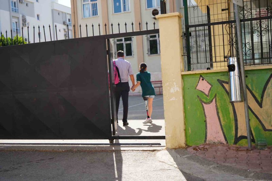 12 Yaşındaki Özge Yeni Protezine Kavuştu, Okul Heyecanı Yeniden Başladı