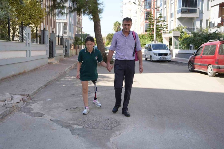 12 Yaşındaki Özge Yeni Protezine Kavuştu, Okul Heyecanı Yeniden Başladı