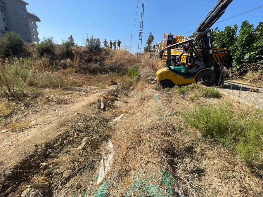 Antalya’da Devrilen Forkliftin Altında Kalan Sürücü Hayatını Kaybetti
