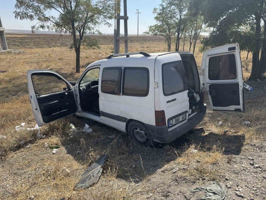 Şarampole Düşen Araçtakiler Kazayı Hafif Atlattı