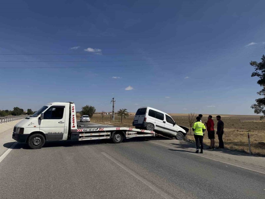 Şarampole Düşen Araçtakiler Kazayı Hafif Atlattı