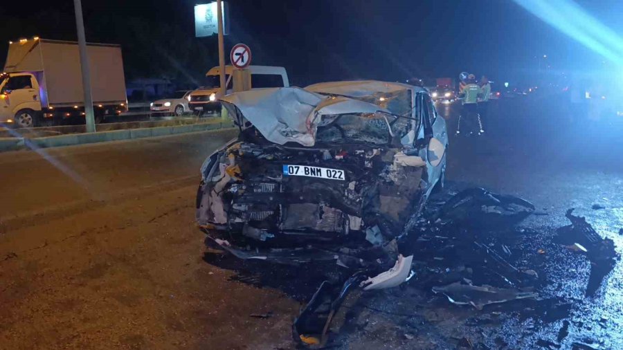 Antalya’da Karayolunu Savaş Alanına Çeviren Feci Kaza: 2 Ölü, 2 Yaralı