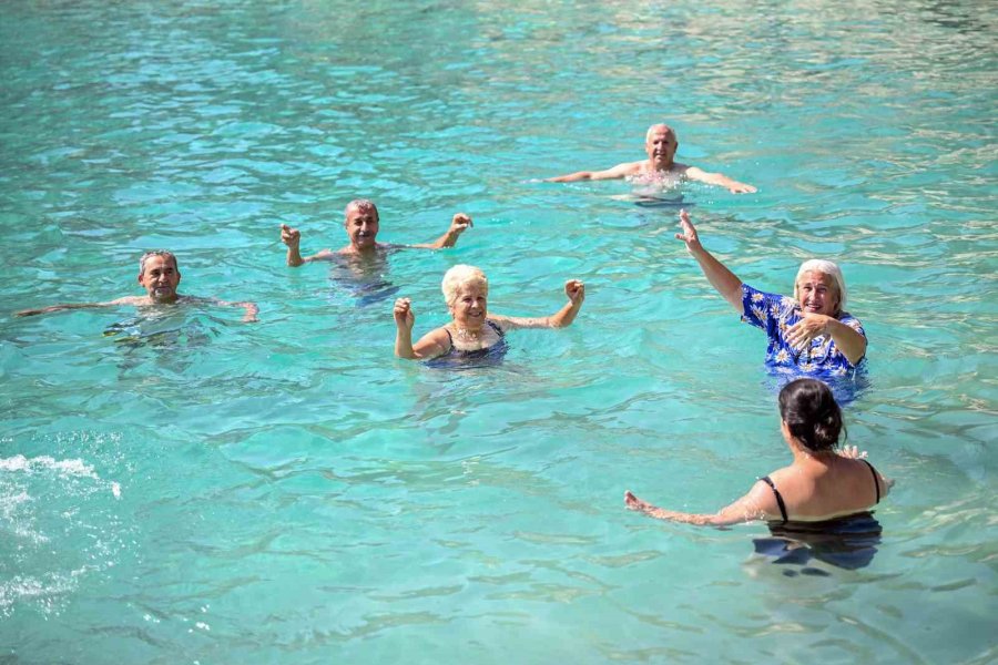 Emekli Evi Üyeleri Yapraklı Koy’da Denizin Keyfini Çıkardı