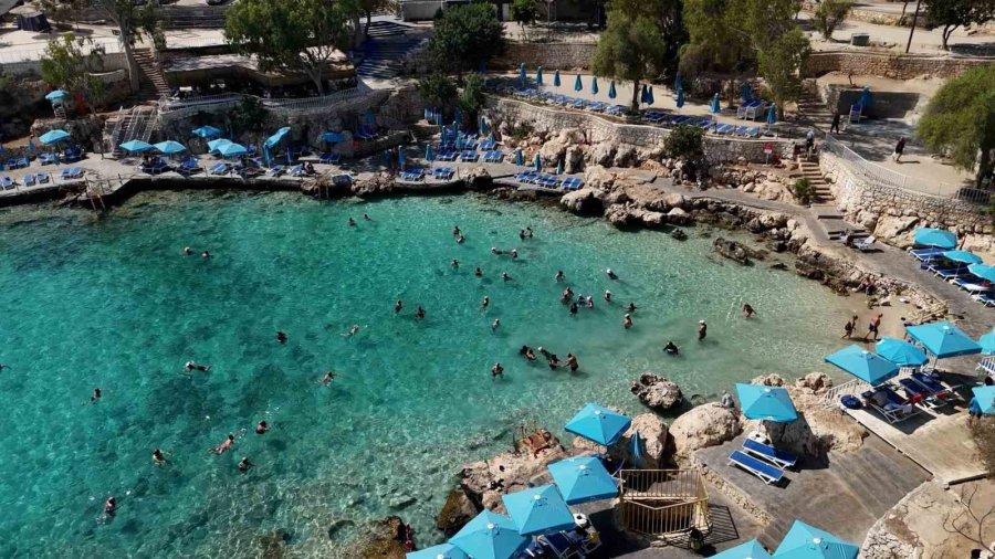 Emekli Evi Üyeleri Yapraklı Koy’da Denizin Keyfini Çıkardı