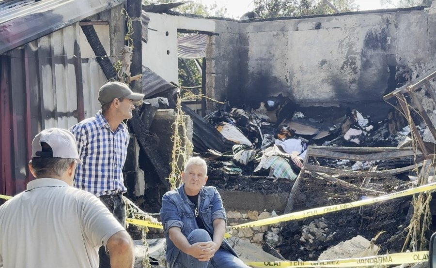 Yangında Ölen Nene Ve Torun Yan Yana Toprağa Verildi