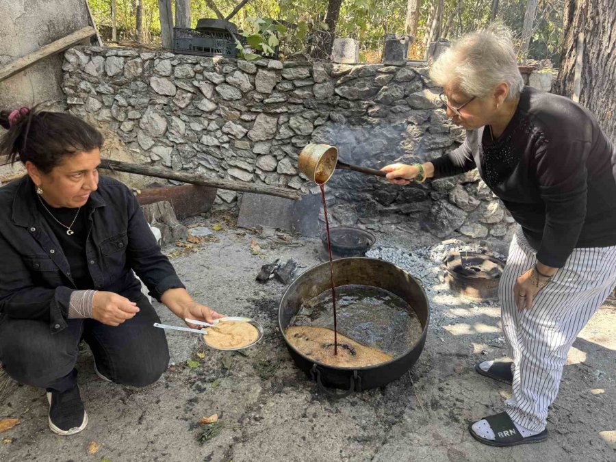 50 Kiloluk Kazanlarda 1 Litre Külle Kaynatılıyor, Kilosu 500 Liradan Satılıyor
