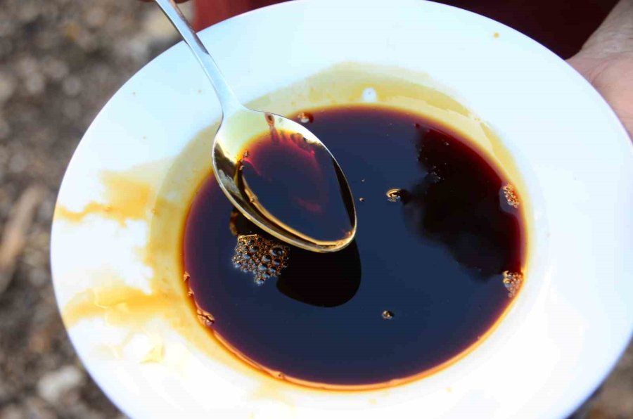 50 Kiloluk Kazanlarda 1 Litre Külle Kaynatılıyor, Kilosu 500 Liradan Satılıyor