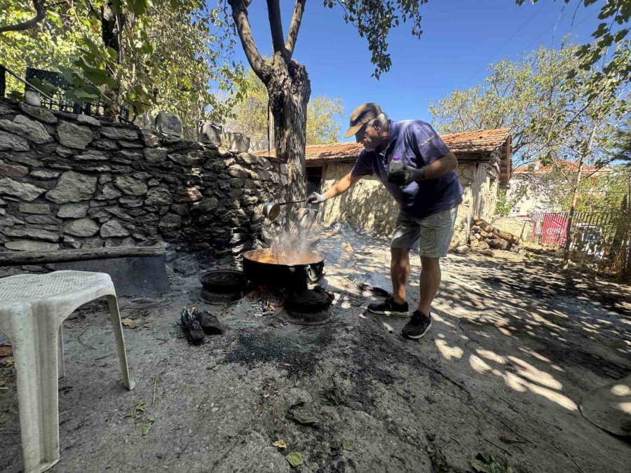 50 Kiloluk Kazanlarda 1 Litre Külle Kaynatılıyor, Kilosu 500 Liradan Satılıyor