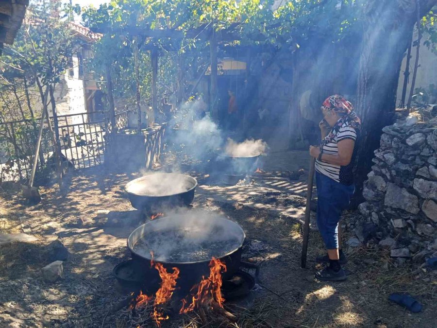 50 Kiloluk Kazanlarda 1 Litre Külle Kaynatılıyor, Kilosu 500 Liradan Satılıyor