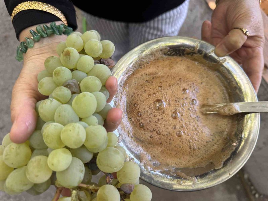 50 Kiloluk Kazanlarda 1 Litre Külle Kaynatılıyor, Kilosu 500 Liradan Satılıyor