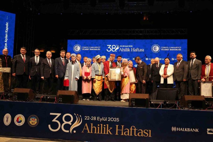 Yılın Türkiye Çırağı Rahime Nur Altın, Ödülünü Bakan Bolat’tan Aldı