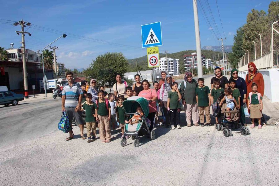 Veliler Üst Geçit İçin Toplanıp Çağrı Yaptı