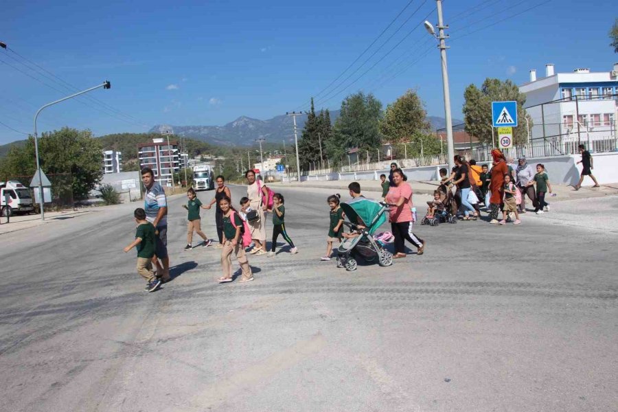 Veliler Üst Geçit İçin Toplanıp Çağrı Yaptı