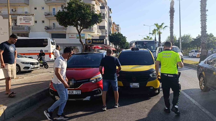 Kendisini Bekleyen Araca Koşarken Otomobil Çarptı: O Anlar Güvenlik Kamerasında