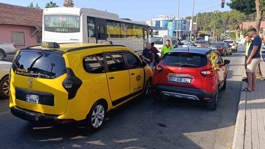 Kendisini Bekleyen Araca Koşarken Otomobil Çarptı: O Anlar Güvenlik Kamerasında