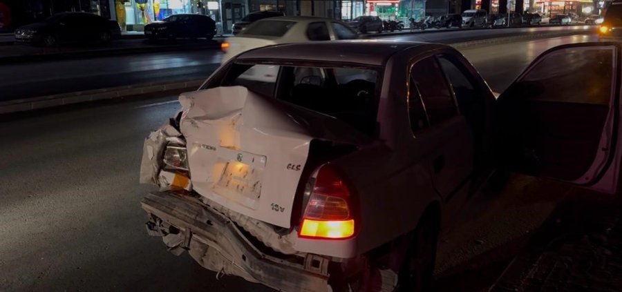Niğde-bor Otoyolu’nda Midibüs Otomobile Arkadan Çarptı: 1 Yaralı