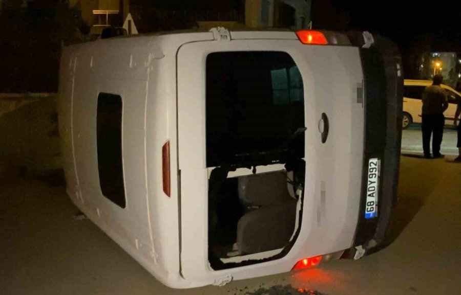 Aksaray’da Hafif Ticari Araç Kamyonetle Çarpıştı: 3 Yaralı