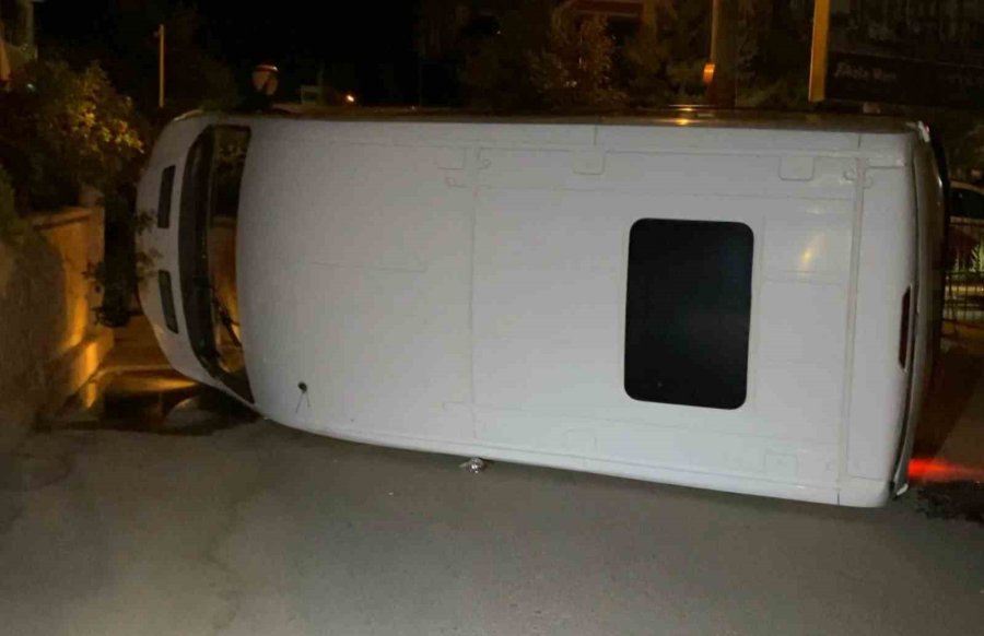 Aksaray’da Hafif Ticari Araç Kamyonetle Çarpıştı: 3 Yaralı