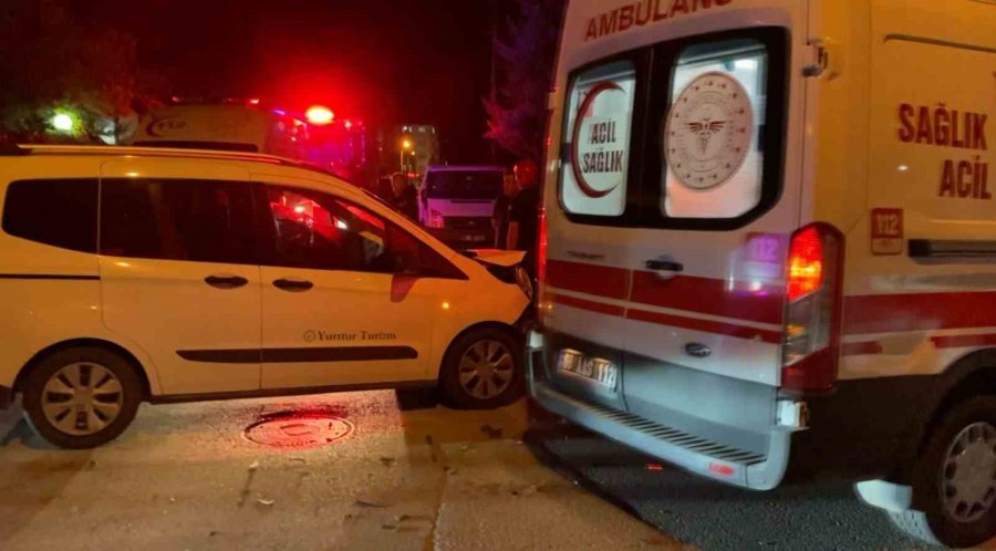 Aksaray’da Hafif Ticari Araç Kamyonetle Çarpıştı: 3 Yaralı