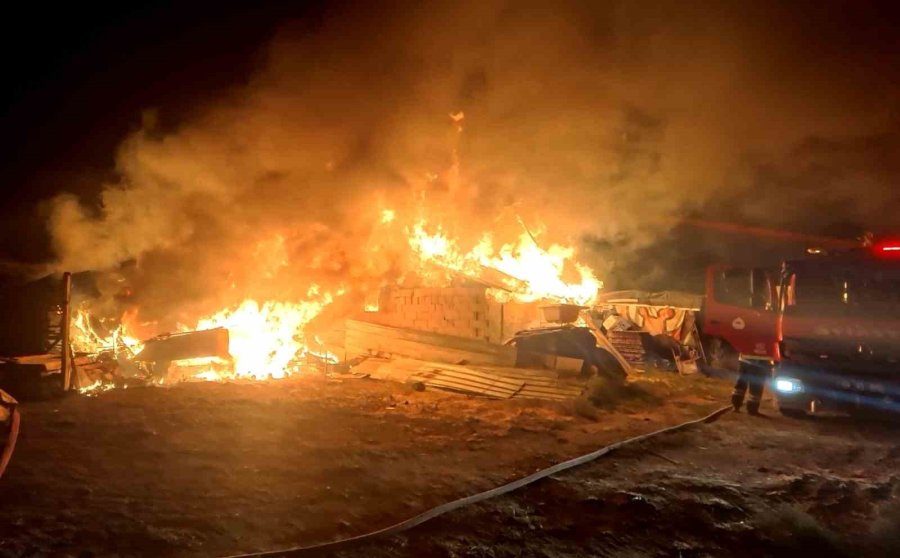 Tandırda Yapılan Ekmek Evi Alev Alev Yaktı