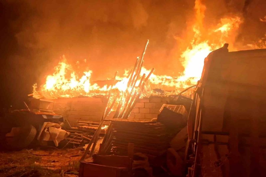 Tandırda Yapılan Ekmek Evi Alev Alev Yaktı