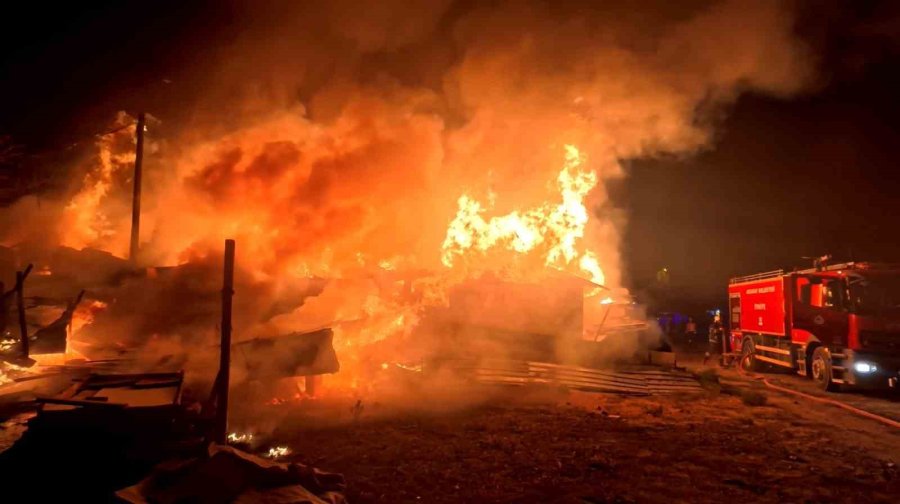 Tandırda Yapılan Ekmek Evi Alev Alev Yaktı