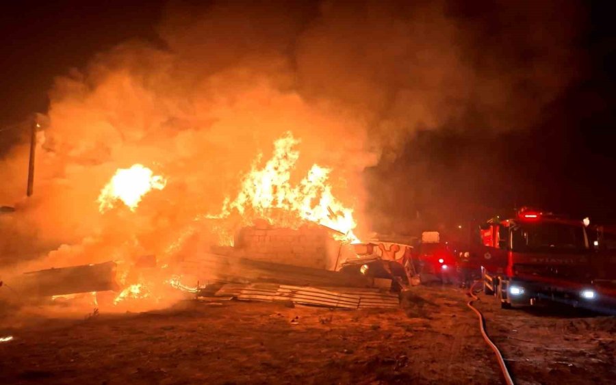 Tandırda Yapılan Ekmek Evi Alev Alev Yaktı