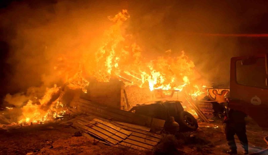 Tandırda Yapılan Ekmek Evi Alev Alev Yaktı