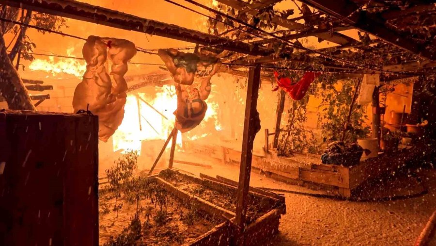 Tandırda Yapılan Ekmek Evi Alev Alev Yaktı