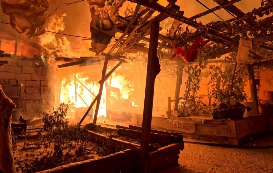 Tandırda Yapılan Ekmek Evi Alev Alev Yaktı