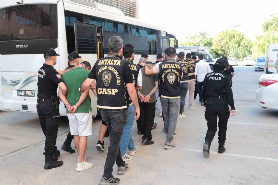 Antalya’da Silahlı Suç Örgütüne Eş Zamanlı Operasyon: 7 Gözaltı