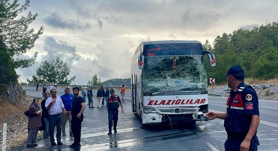 Antalya’da Yolcu Otobüsü İle Hafif Ticari Araç Çarpıştı: 1 Ölü, 1 Yaralı