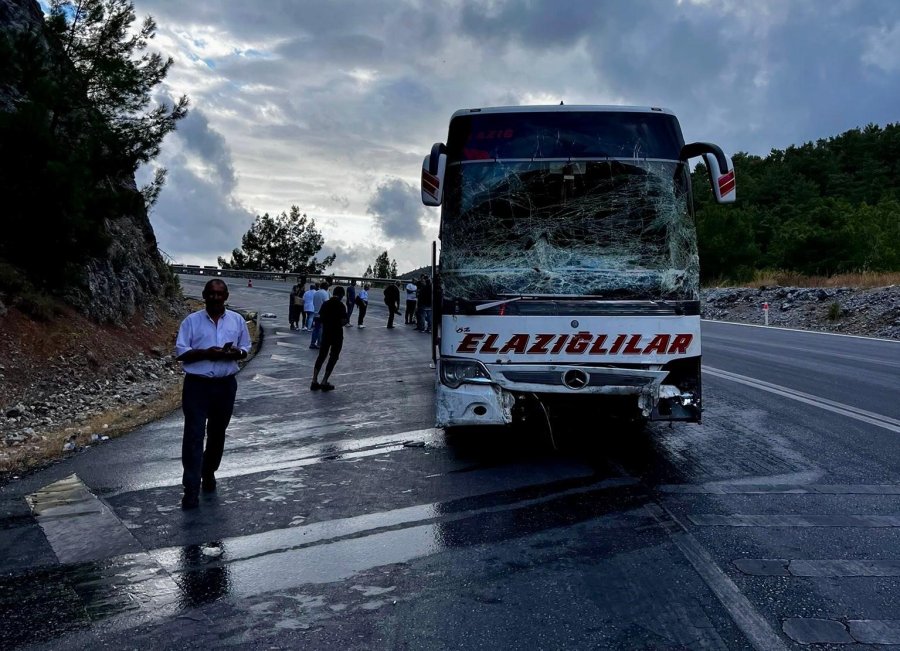 Antalya’da Yolcu Otobüsü İle Hafif Ticari Araç Çarpıştı: 1 Ölü, 1 Yaralı