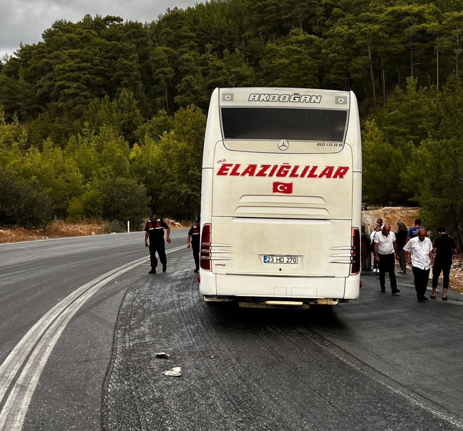 Antalya’da Yolcu Otobüsü İle Hafif Ticari Araç Çarpıştı: 1 Ölü, 1 Yaralı