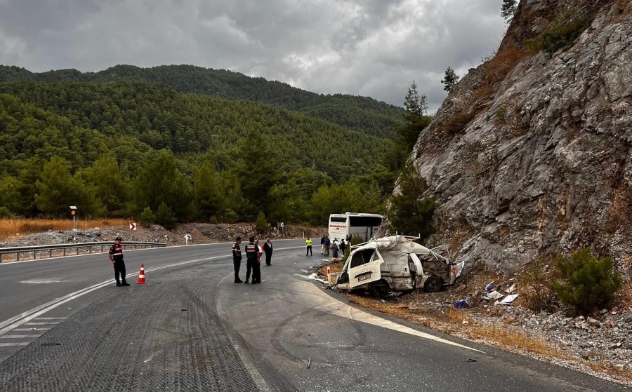 Antalya’da Yolcu Otobüsü İle Hafif Ticari Araç Çarpıştı: 1 Ölü, 1 Yaralı