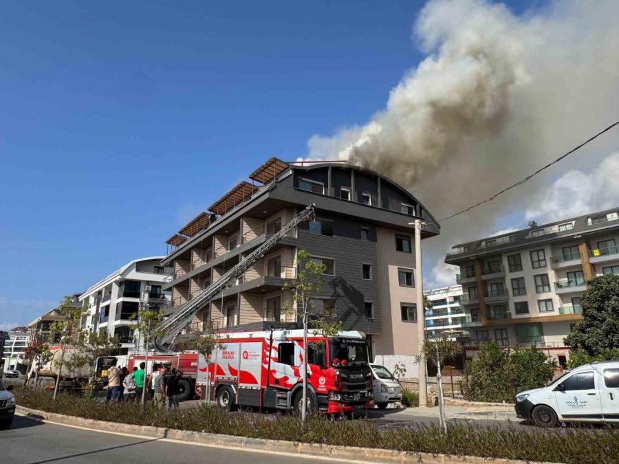 Alanya’da İnşaat Halindeki Apartmanın Çatı Katında Çıkan Yangın Korkuttu