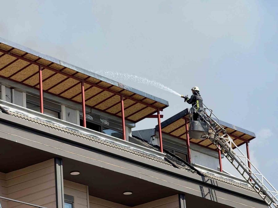 Alanya’da İnşaat Halindeki Apartmanın Çatı Katında Çıkan Yangın Korkuttu