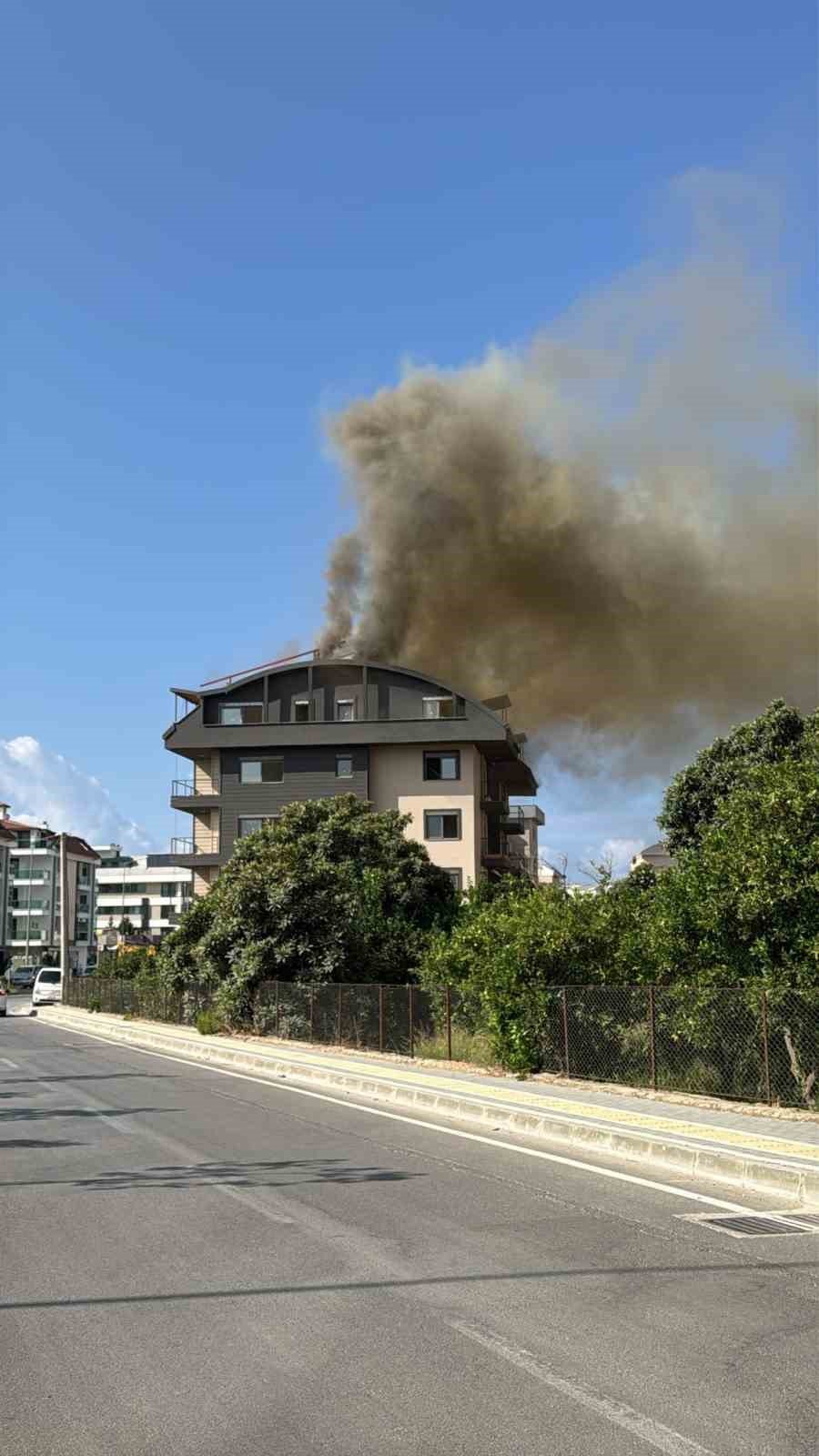 Alanya’da İnşaat Halindeki Apartmanın Çatı Katında Çıkan Yangın Korkuttu