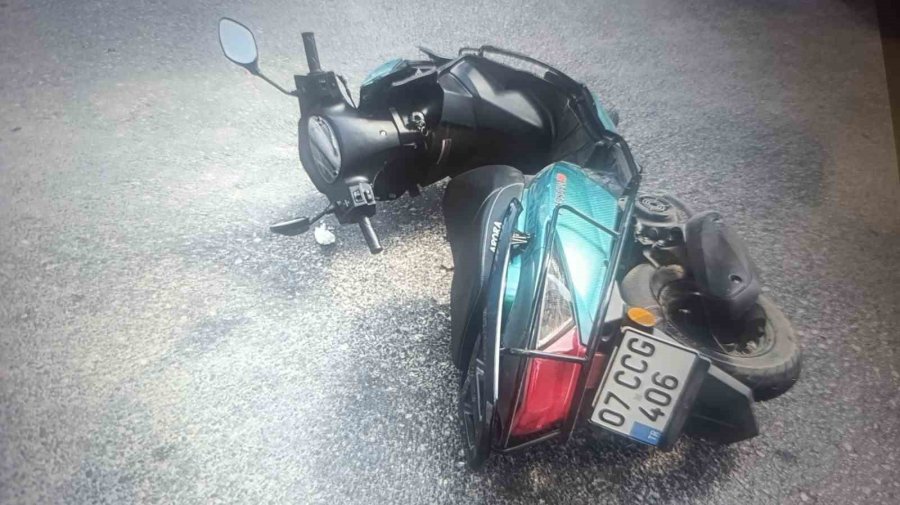 Otomobil İle Çarpışan Motosikletli Yaralandı