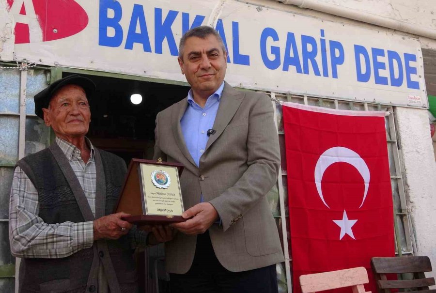 90 Yaşında 50 Yıldır Bakkal İşletiyor: Köyün ’garip Dedesi’ Valiye Türkü Söyledi