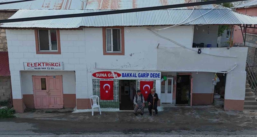 90 Yaşında 50 Yıldır Bakkal İşletiyor: Köyün ’garip Dedesi’ Valiye Türkü Söyledi