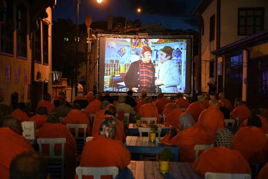 Konya Büyükşehir’den Huzurevindeki Büyüklere Klasik Araçlar Ve Açık Hava Sinemasıyla Nostaljik Sürpriz