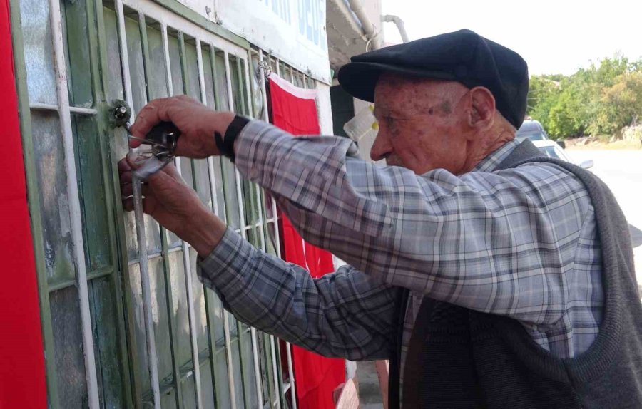 90 Yaşında 50 Yıldır Bakkal İşletiyor: Köyün ’garip Dedesi’ Valiye Türkü Söyledi