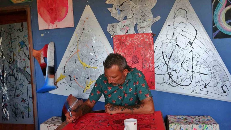 Yaptığı Resimleri Çöpe Atıyor, Koleksiyonerleri Çöplük Çöplük Dolaştırıyor