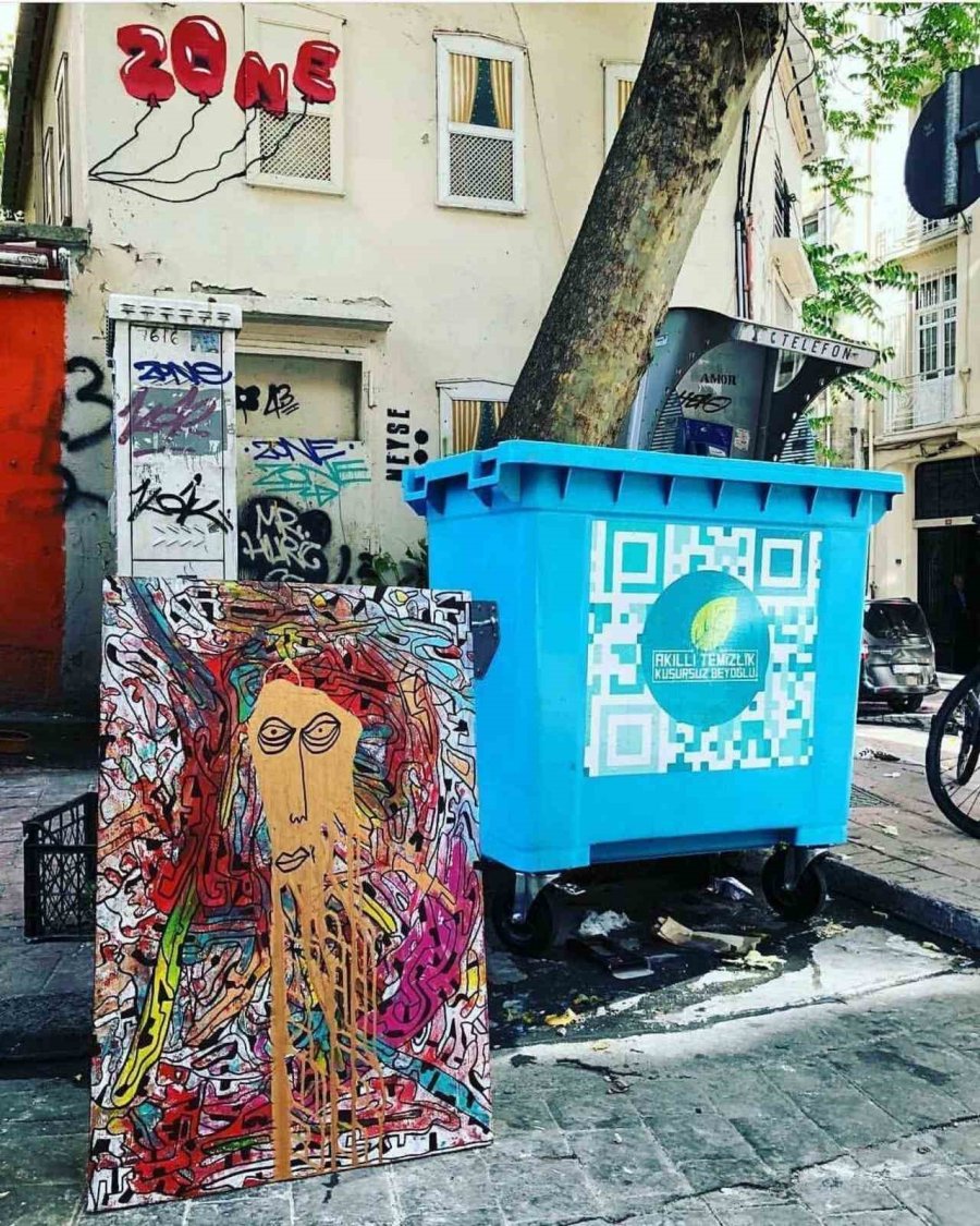 Yaptığı Resimleri Çöpe Atıyor, Koleksiyonerleri Çöplük Çöplük Dolaştırıyor